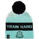 Ensemble bonnet et gants Bulbizarre posé sur fond blanc, mettant en valeur les couleurs et motifs