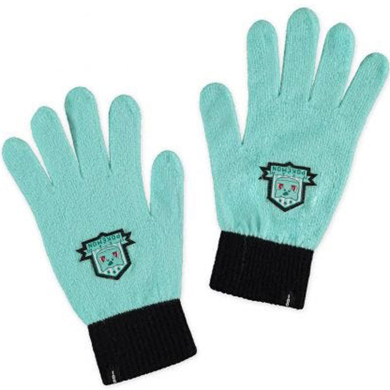 Personne portant le set bonnet et gants Bulbizarre DIFUZED lors d'une journée hivernale