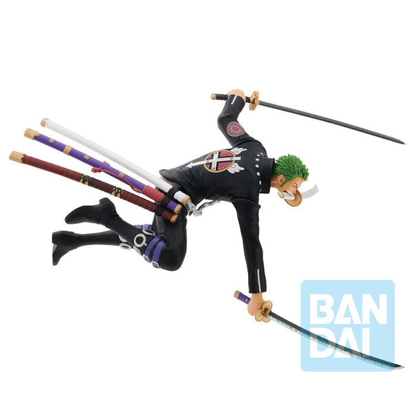 Vue rapprochée de la figurine Roronoa Zoro détaillée avec épées et tenue verte emblématique