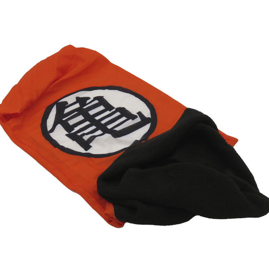 Gros plan du snood Dragon Ball Z montrant la qualité du tissu et les détails du logo CYP BRANDS, un accessoire parfait pour l'hiver.