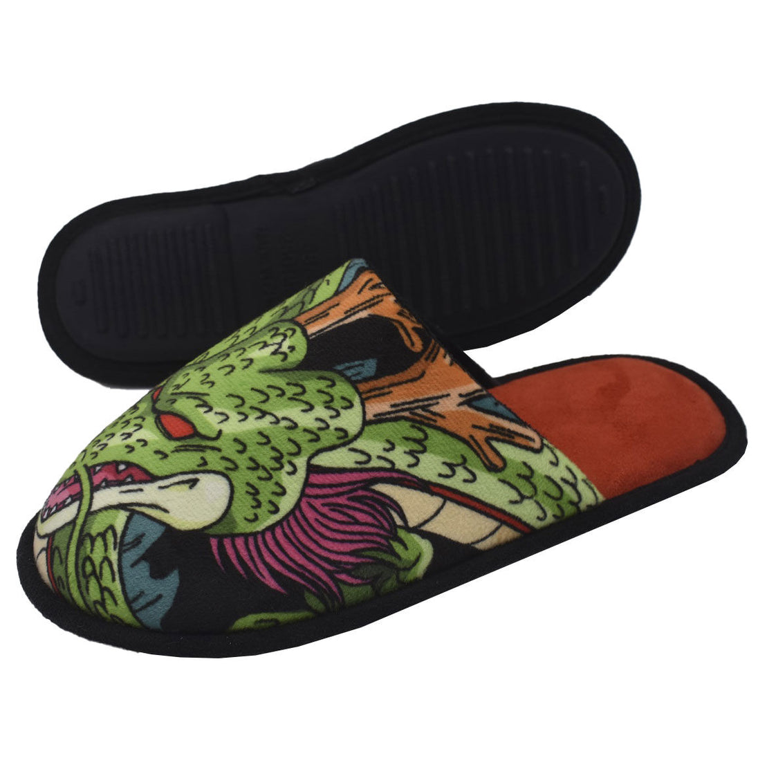 Chaussons Dragon Ball Shenron posés sur un sol en bois mettant en valeur la semelle antidérapante et la texture douce