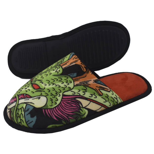 Chaussons Dragon Ball Shenron posés sur un sol en bois mettant en valeur la semelle antidérapante et la texture douce