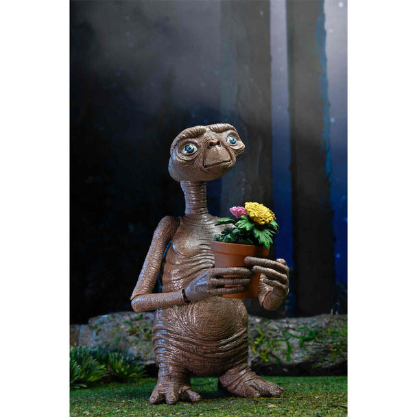 Détail de la tête de la figurine E.T. 40e anniversaire montrant les finitions réalistes