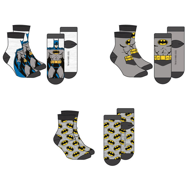 Zoom sur une paire de chaussettes DC Comics Batman avec motifs variés et couleurs vives