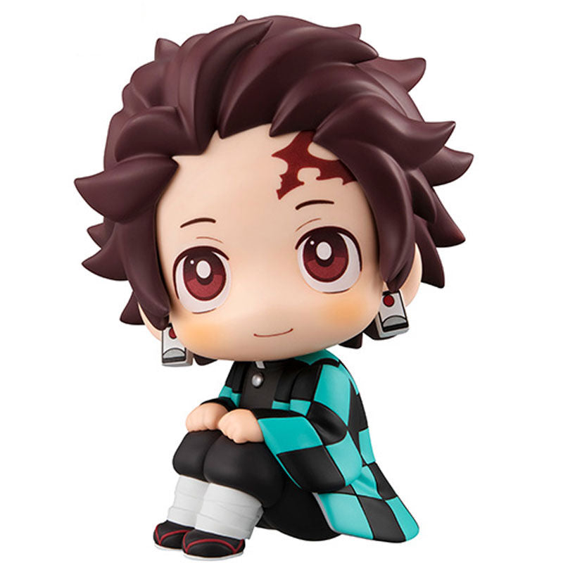 Gros plan sur le visage expressif de la figurine Tanjiro Kamado, fidèle à l'anime