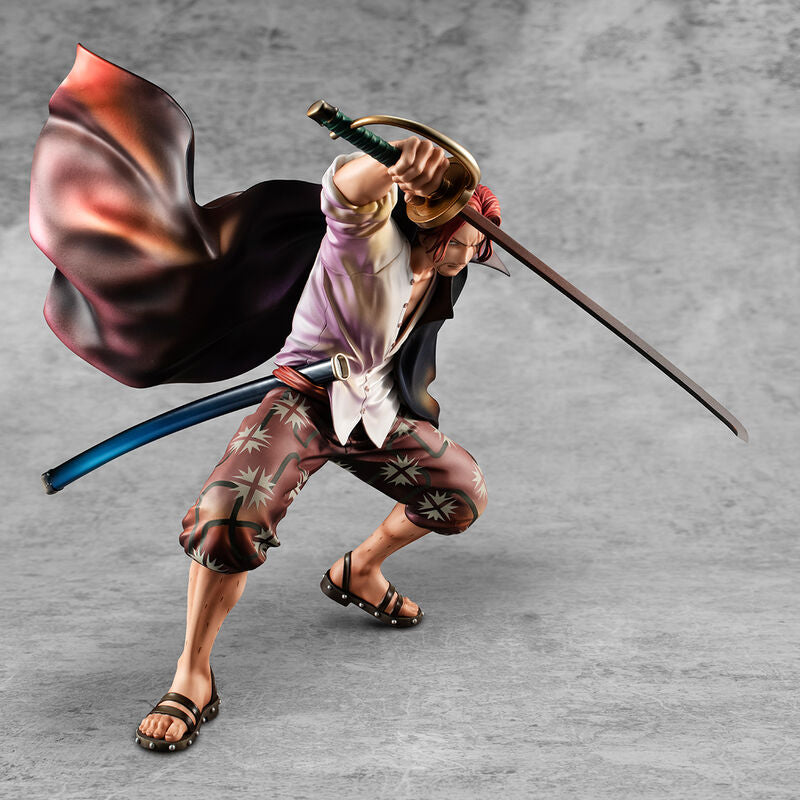 Profil gauche de la figurine Shanks 21,5 cm avec son manteau rouge emblématique