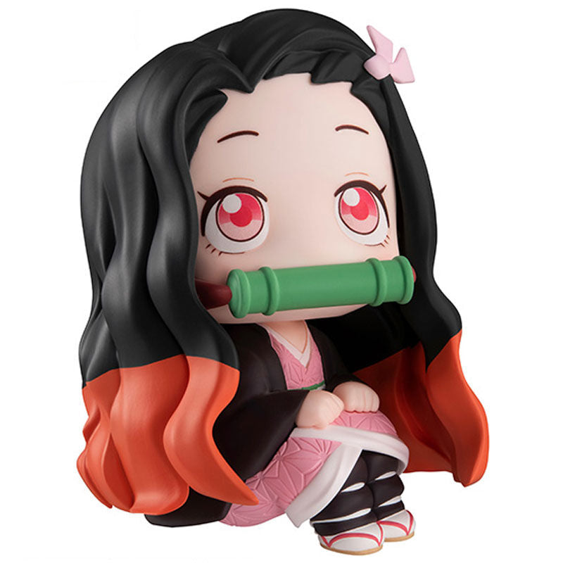 Figurine Nezuko Kamado Demon Slayer posée sur socle avec accessoires visibles