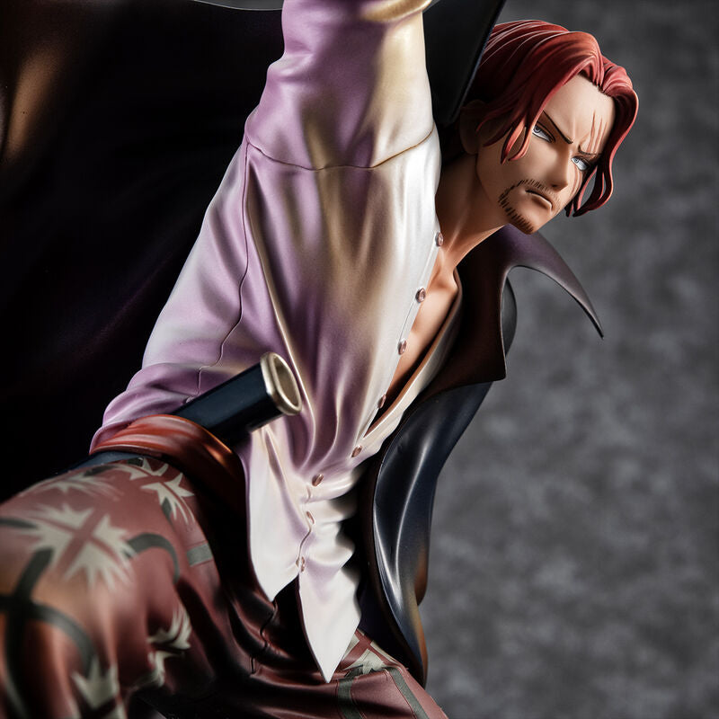 Gros plan sur la main tenant l'épée de la figurine Shanks Cheveux Rouges