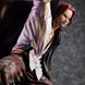 Gros plan sur la main tenant l'épée de la figurine Shanks Cheveux Rouges