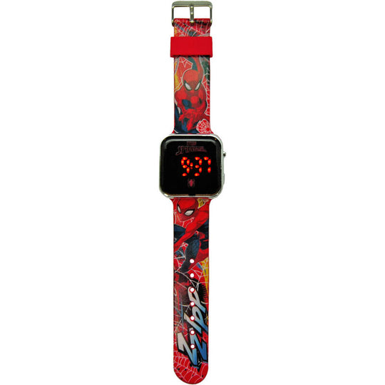 Vue rapprochée du cadran de la montre Spiderman avec logo Marvel et chiffres LED rouges
