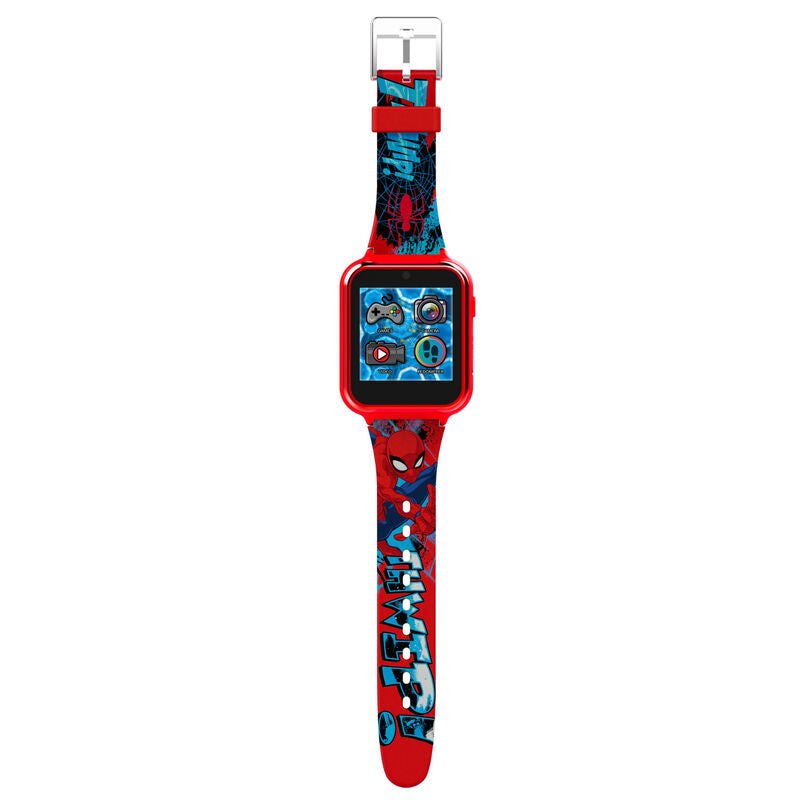 Montre Spider-Man posée à côté du câble USB de chargement inclus dans le pack