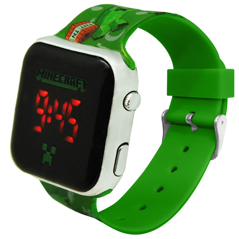 Montre LED Minecraft portée au poignet d’un enfant dans un environnement lumineux.