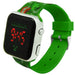 Montre LED Minecraft portée au poignet d’un enfant dans un environnement lumineux.