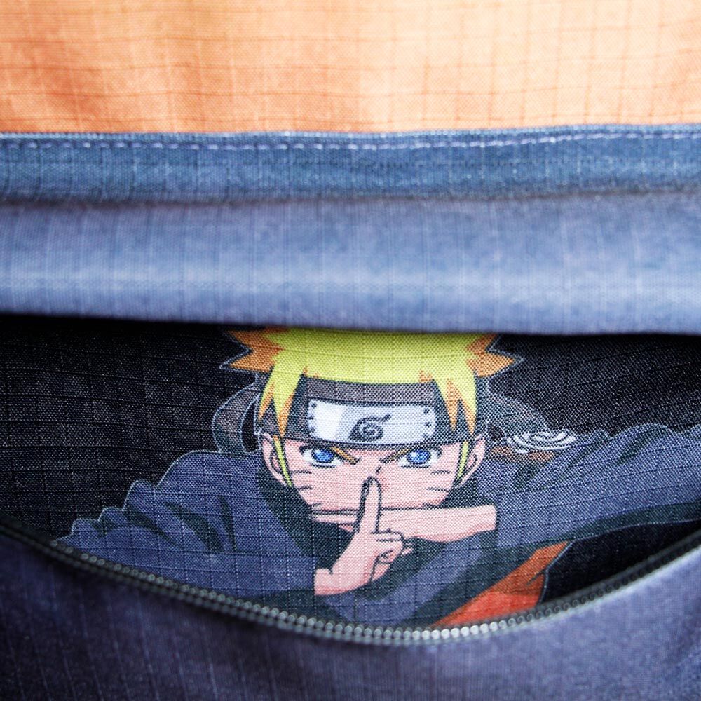 Sac à dos Naruto Shippuden posé sur fond blanc mettant en valeur son design et ses dimensions