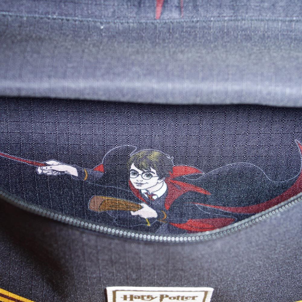 Intérieur du sac à dos avec doublure et poche rembourrée pour appareils électroniques
