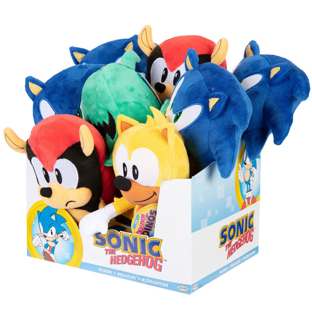 Gros plan sur la tête de la peluche Sonic avec ses yeux expressifs et son sourire