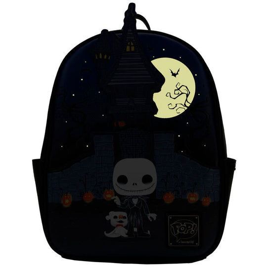 Gros plan sur les détails métalliques robustes et la fermeture du sac à dos Jack Skellington