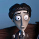 Vue latérale de la figurine Victor avec son costume élégant et posture dynamique