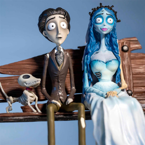 Gros plan sur la figurine Emily montrant les détails de sa robe et son visage expressif