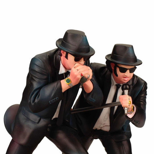 Ensemble des figurines Elwood et Jake des Blues Brothers posées côte à côte sur socle