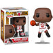 Détail de la figurine Funko POP Michael Jordan avec le maillot des Chicago Bulls et ballon de basket