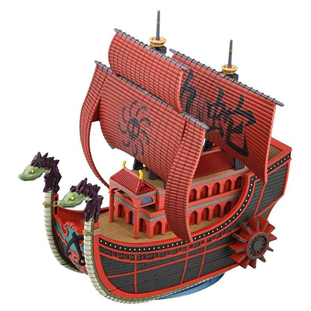 Maquette détaillée du navire pirate Kuja Nine Snake One Piece montée, vue de côté avec ses couleurs vives et ses voiles distinctives.