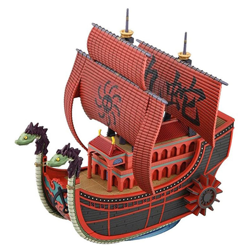 Maquette détaillée du navire pirate Kuja Nine Snake One Piece montée, vue de côté avec ses couleurs vives et ses voiles distinctives.