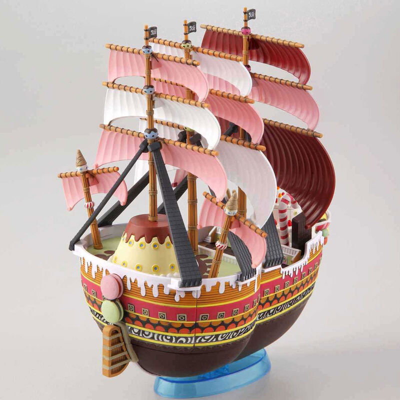 Figurine One Piece Queen Mama Chanter assemblée en position dynamique sur socle, hauteur 15 cm