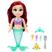 Détail de la poupée musicale Ariel JAKKS PACIFIC avec bouton pour activer les chansons multilingues