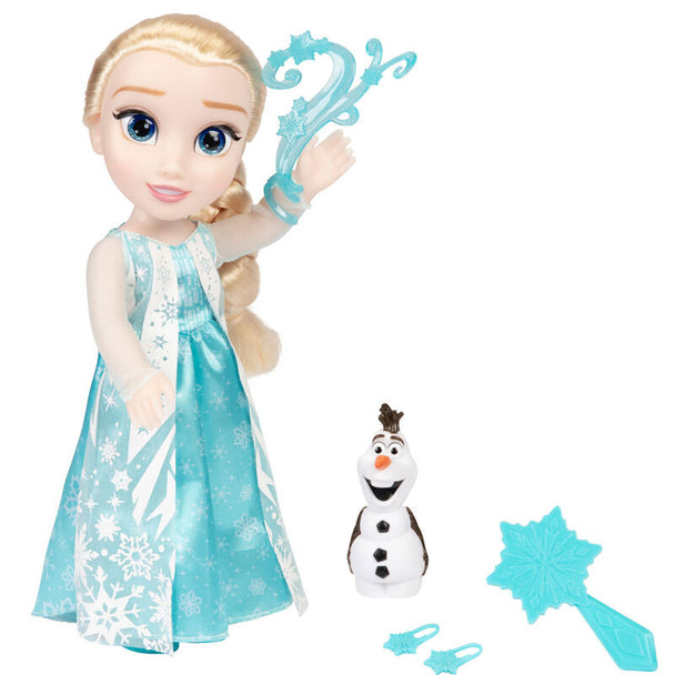 Détail du visage réaliste de la poupée Elsa Frozen 2 avec cheveux blonds et expression douce