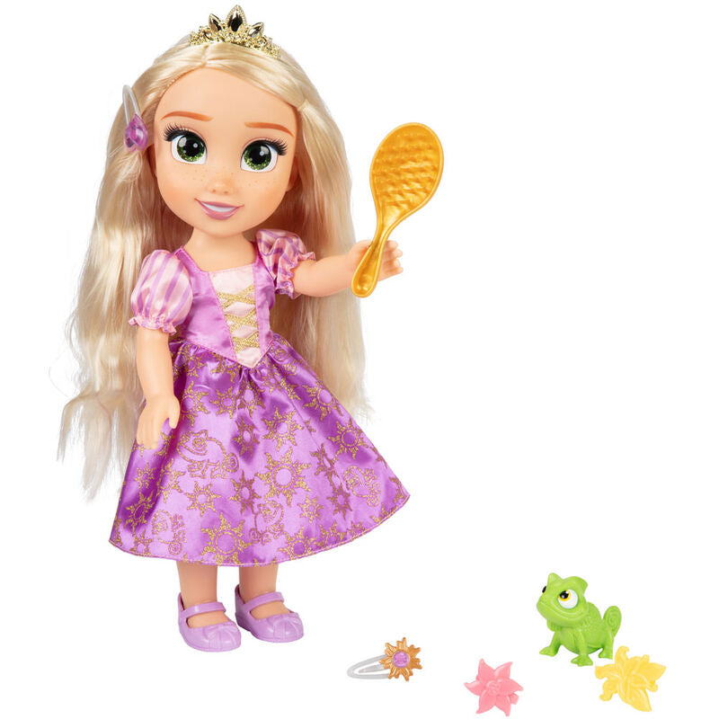 Poupée Raiponce tenant une fleur, illustrant les détails précis de ses vêtements et accessoires