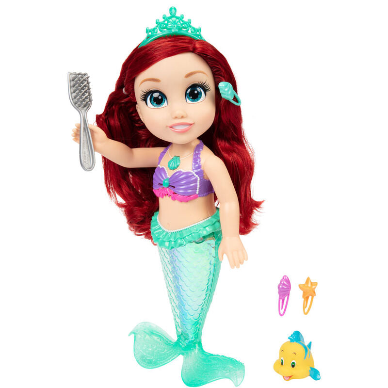 Enfant jouant avec la poupée musicale Ariel multilingue La Petite Sirène, moment de joie et d'imagination