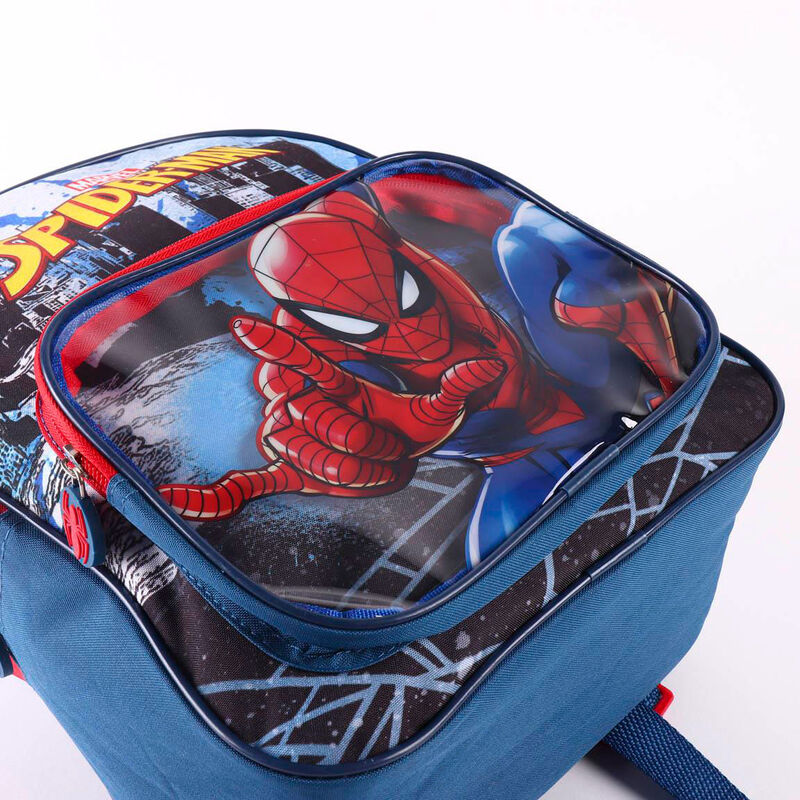 Photo du sac à dos Marvel Spiderman porté par un enfant en extérieur, illustrant son confort