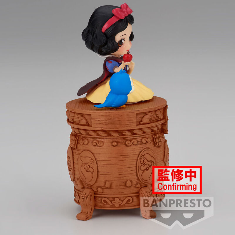 Gros plan sur le visage expressif et les yeux grands de la figurine Blanche-Neige Q Posket