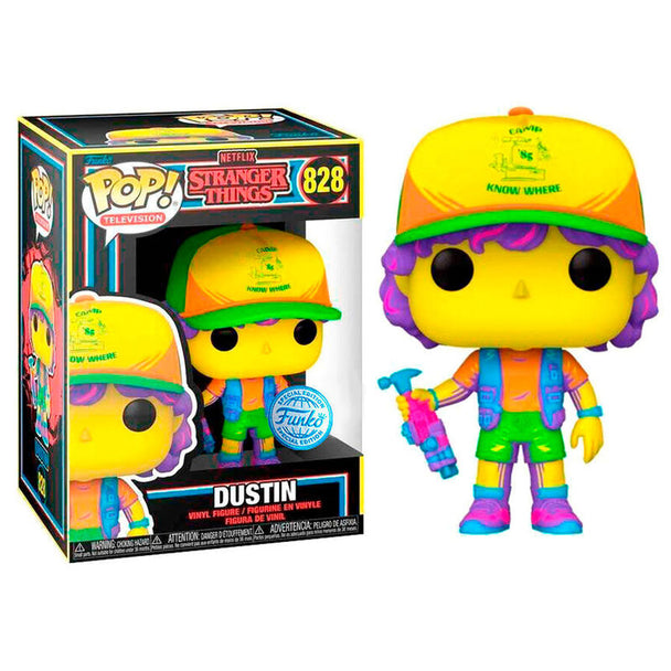 Vue rapprochée de la figurine Dustin en vinyle avec effets lumineux Black Light sur fond noir