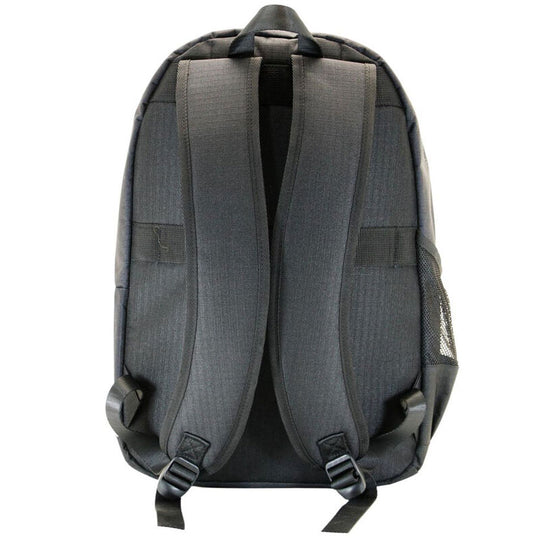 Sac à dos Star Wars Trooper porté par un fan, illustrant son style unique et pratique.