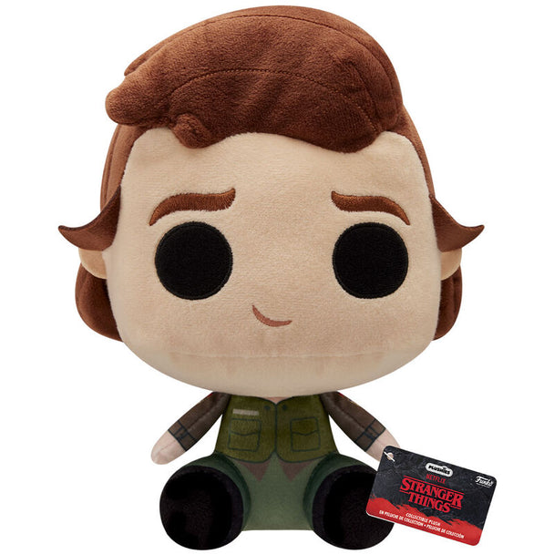 Peluche Funko officielle de Steve Hunter de Stranger Things mesurant 17,5 cm, avec un design détaillé et matériaux doux.