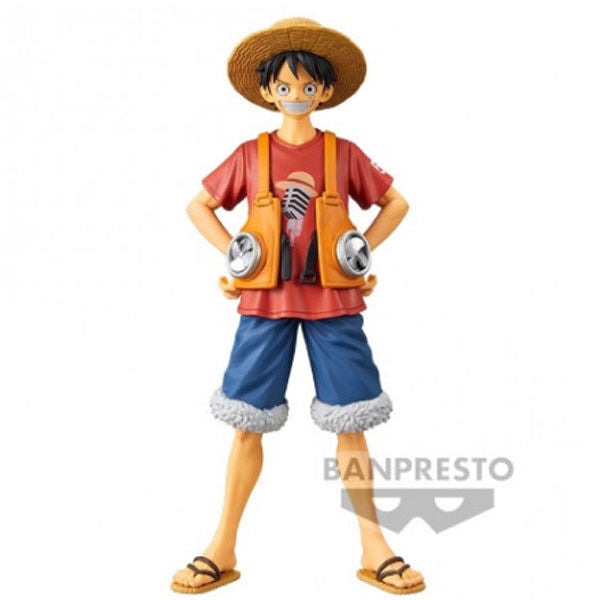 Vue latérale de la figurine Luffy avec ses vêtements emblématiques One Piece
