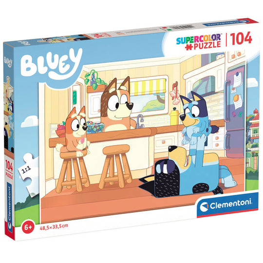 Puzzle Bluey 104 pièces assemblé montrant une scène colorée de la série Bluey sur fond clair