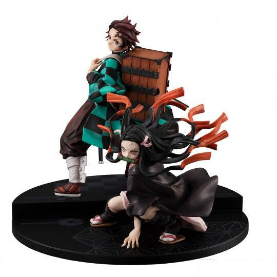 Vue rapprochée des visages expressifs des figurines Kamado Tanjiro et Nezuko de la série G.E.M.