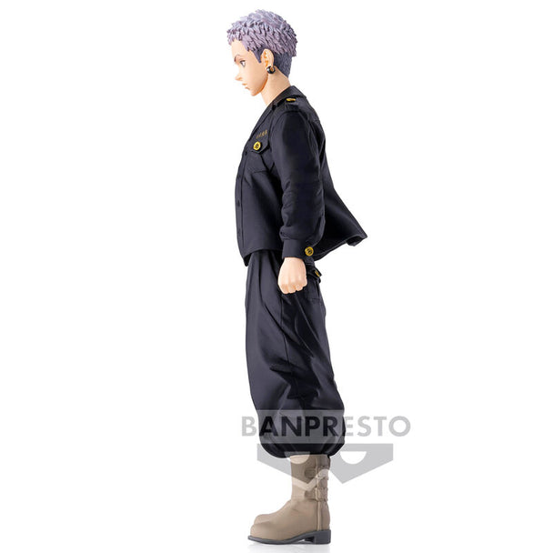Profil latéral de la figurine Takashi Mitsuya avec tenue caractéristique de Tokyo Revengers