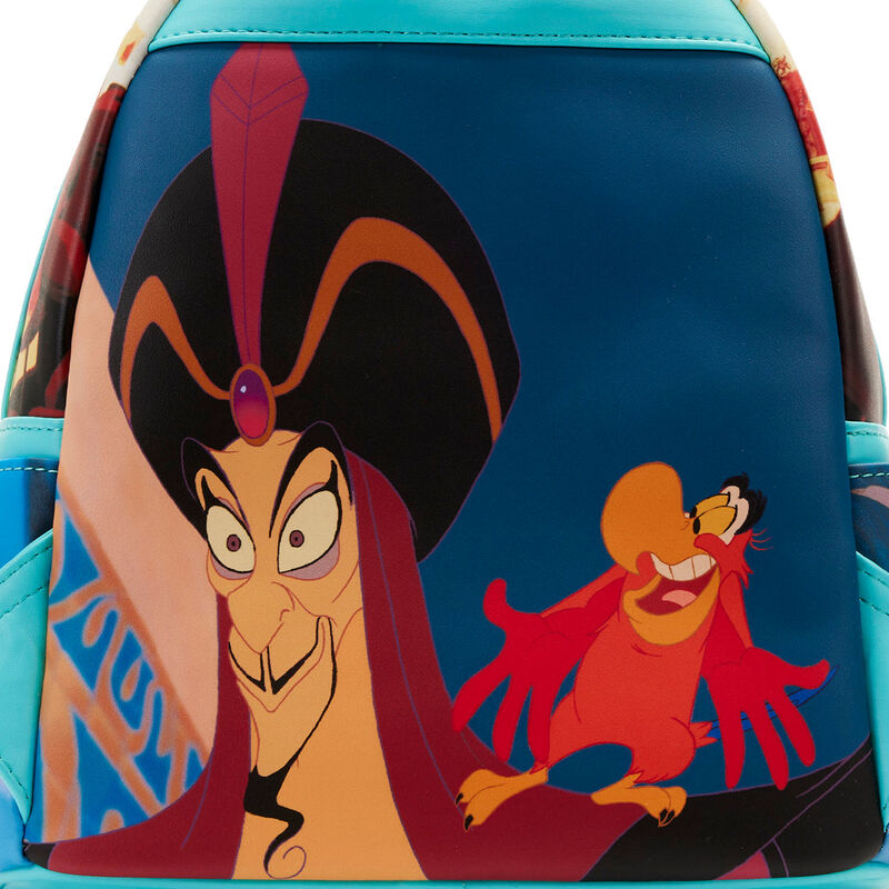 Sac à dos Loungefly Jasmine porté sur l'épaule montrant le confort des bretelles ajustables