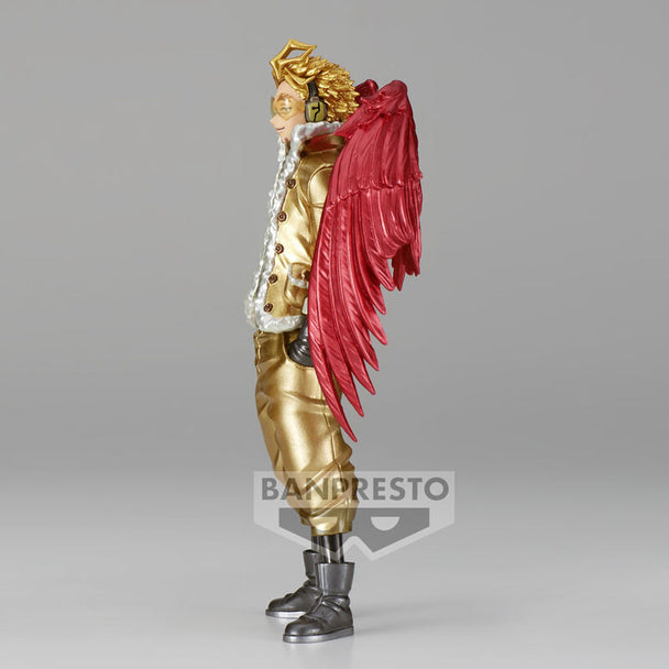 Profil latéral de la figurine Hawks BANPRESTO montrant les ailes déployées et la posture dynamique