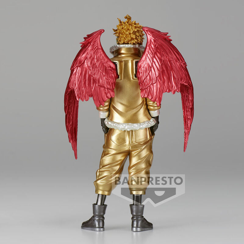 Zoom sur le visage expressif de la figurine Hawks My Hero Academia avec ses lunettes caractéristiques