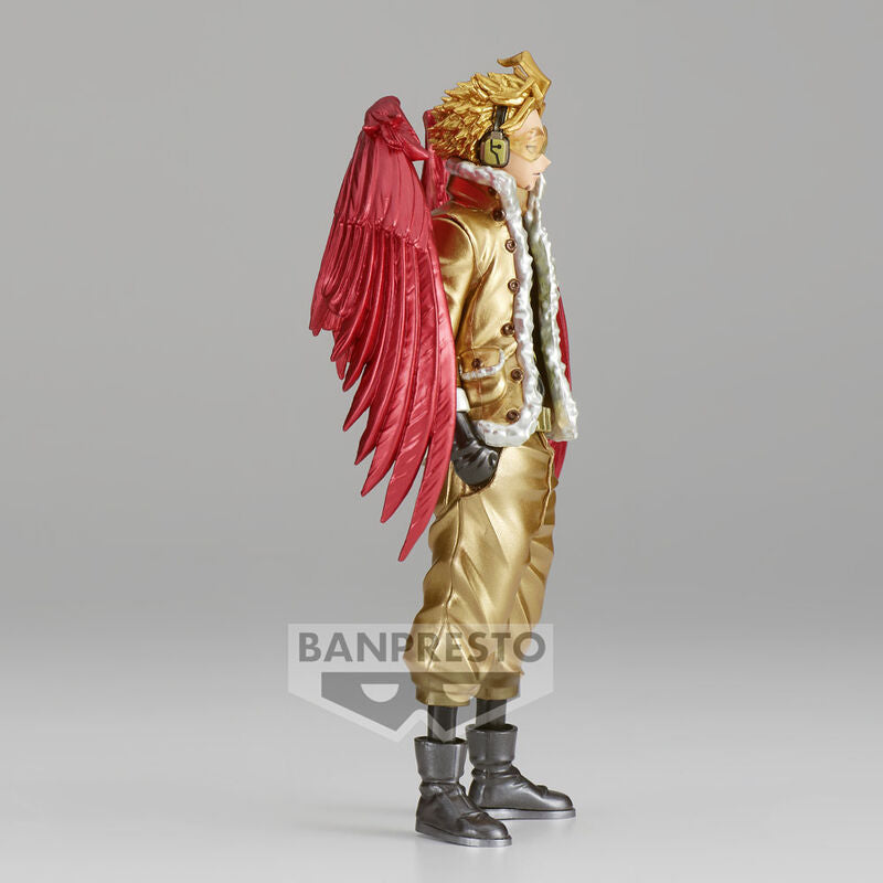 Vue arrière de la figurine Hawks mettant en valeur les détails de ses ailes et son manteau rouge