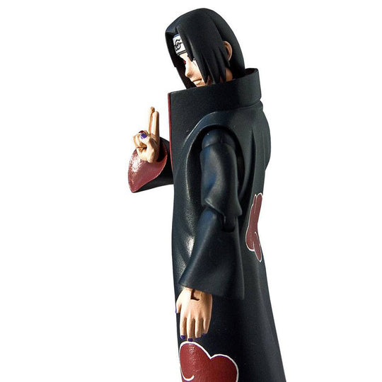 Vue rapprochée de la figurine Itachi Uchiha avec détails des accessoires inclus