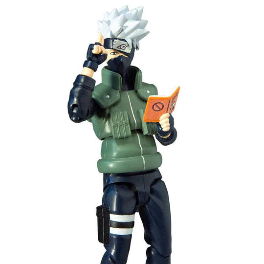 Détail de la figurine Kakashi Hatake mettant en avant son visage masqué et son bandeau frontal