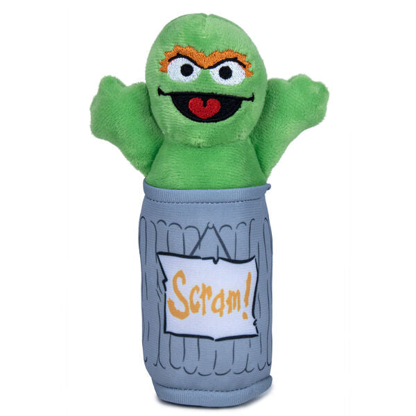 Peluche Oscar de Sesame Street de 17 cm en position assise avec ses couleurs vertes caractéristiques sur fond blanc.