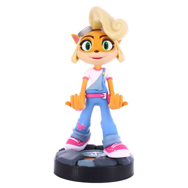 Figurine Crash Bandicoot Coco de 21 cm vue de face tenant un support de manette