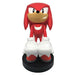 Support Sonic Knuckles de 21cm tenant une manette PlayStation 5 DualSense sur fond blanc
